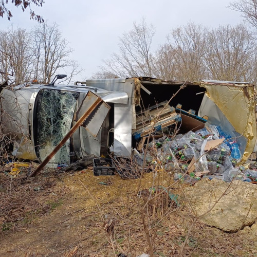 Accident rutier cu trei maşini în pădurea de la Baia