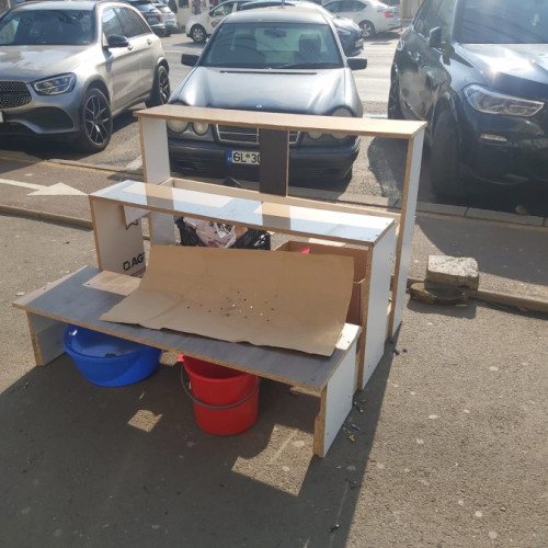 Străzile după 8 Martie: Culori și afaceri efemere