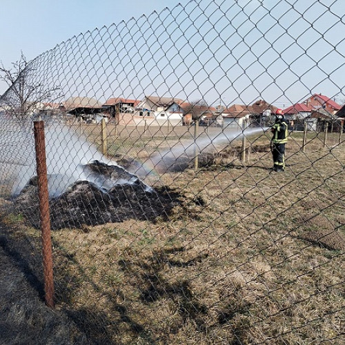 Pompierii din Satu Mare intervin pentru stingerea incendiilor de vegetație