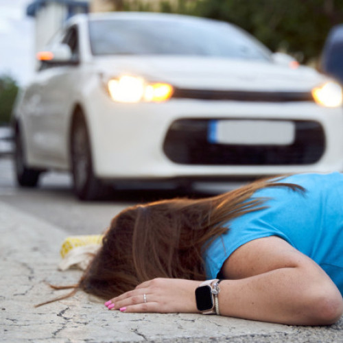 Femeie lovită de soț cu autoturismul în Petroșani