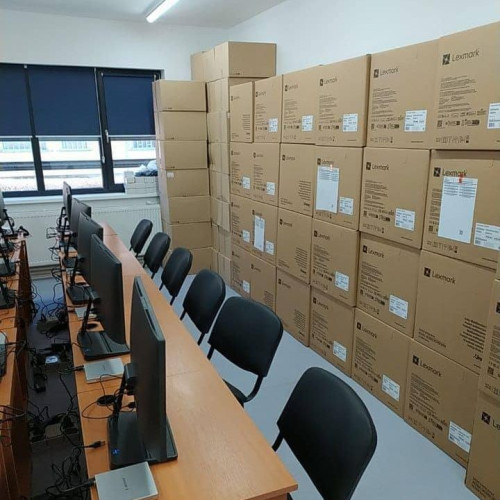 Continuă dotarea școlilor din Dâmbovița cu sprijinul Consiliului Județean