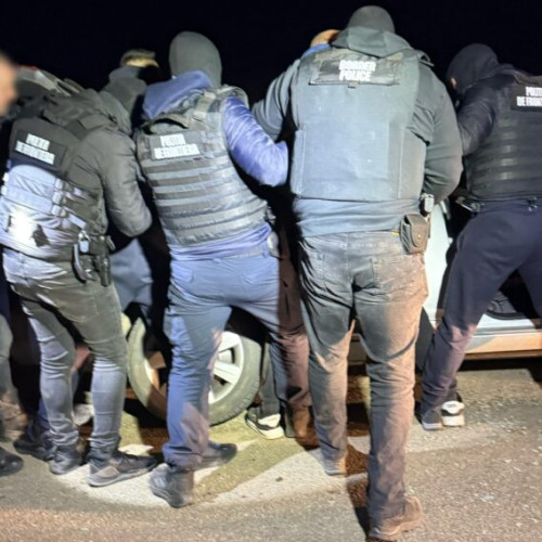 Percheziții de amploare în Suceava: Politia descoperă arme și țigări de contrabandă