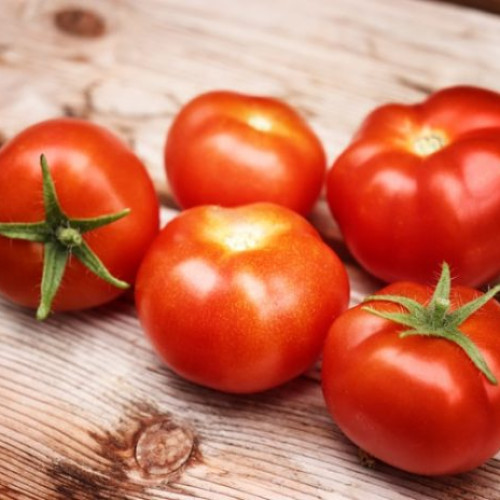 Primele roșii românești din acest an, disponibile în magazine