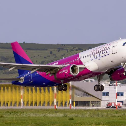 Wizz Air va interzice plățile în numerar la bord din aprilie 2025