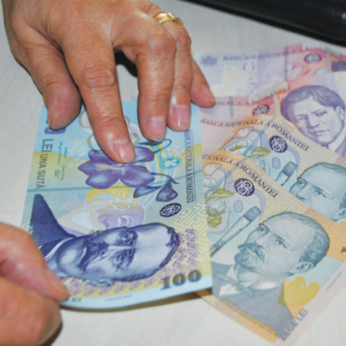 Pensionarii cu venituri mici primesc ajutor financiar de Paști