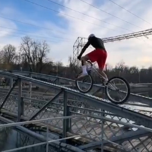 Ciclist național surprins în act extrem pe un pod din Cluj