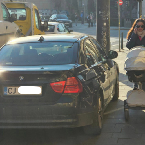 Probleme pe aleea Bizusa: Trotuar inaccesibil pentru părinți