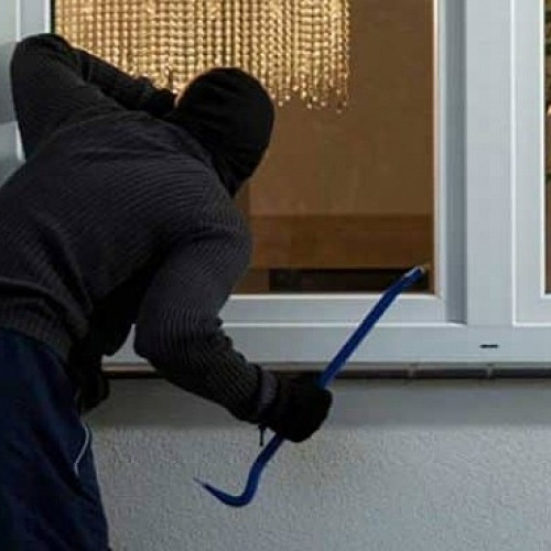 Patrunderi ilegale în imobile din localitatea Sacaseni