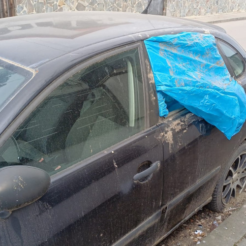 O mașină abandonată de cinci ani îngreunează circulația în Botoșani