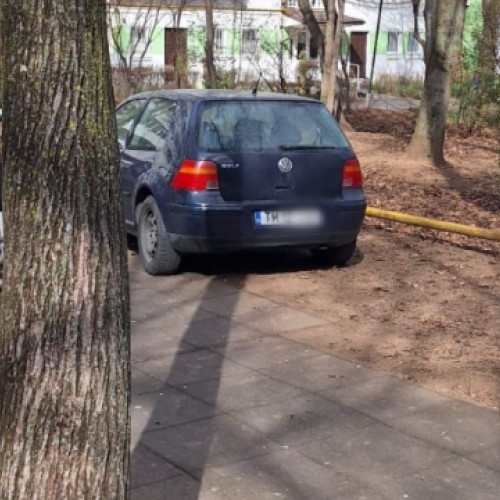 Șoferul a parcat o mașină în parc pentru antrenament, clujenii râd de situație