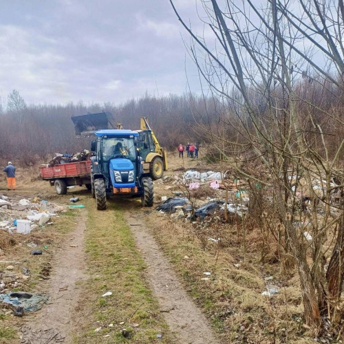 Strângerea de deșeuri în zona Ochiuri începe la Razvad