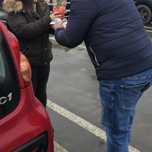 Oferirea de flori și mărțișoare în comunitatea din Domnești