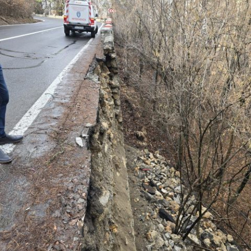 Intervenție urgentă pentru consolidarea zidului de sprijin de pe Drumul Poienii