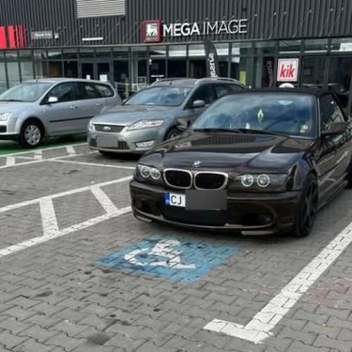 Nesimțire rutieră în Cluj: un șofer ignoră regulile de parcare