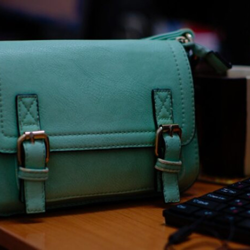 Tânără prinsă de polițiști după ce a furat o geantă de valoare