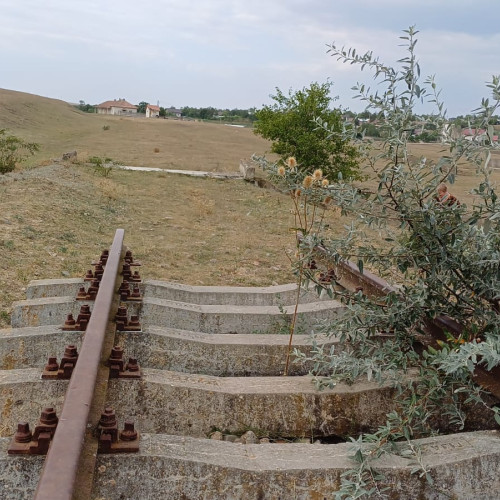 Gara din Draguseni, abandonată din cauza unui proiect feroviar neterminat