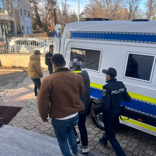 Agresiune în Botoșani: Tânăr atacat, două mașini distruse