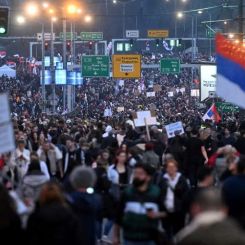 BMW intră în mulțime la un miting din Belgrad, trei răniți