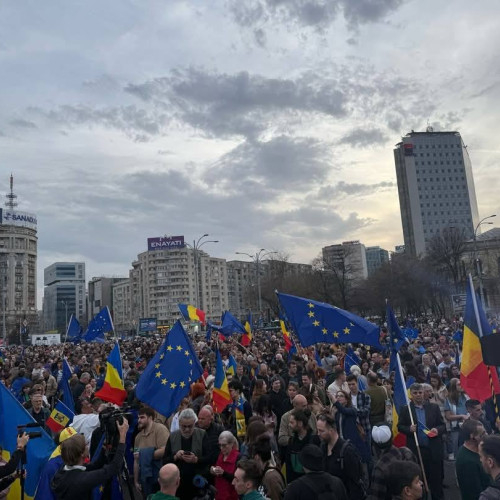 Mii de oameni s-au adunat în Piața Victoriei pentru parcursul european al României