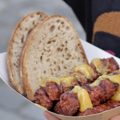 Cozi lungi la restaurantele din București pentru mici