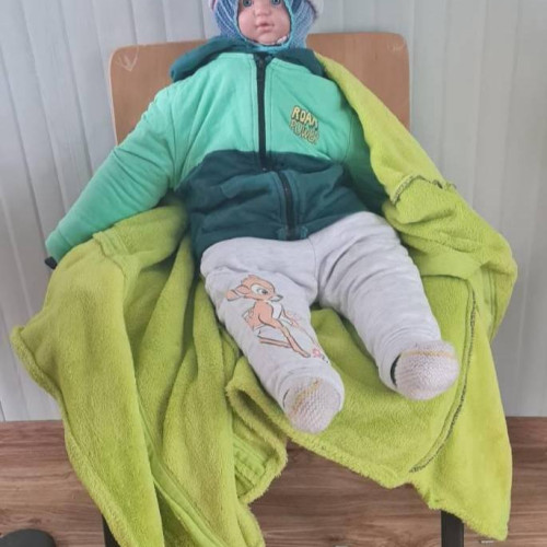 O femeie cersind cu o păpușă pe post de copil, descoperită de Poliția Locală Sector 6