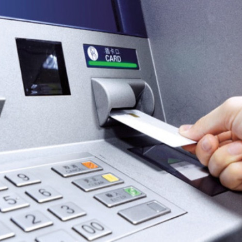 Comisioanele la retragerile de numerar de la ATM-uri cresc în România