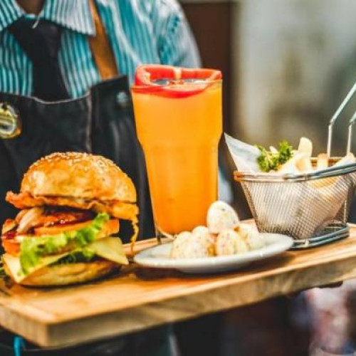 Incident violent în Cluj-Napoca: un ospătar agresat de suporteri