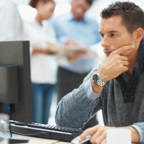 Programator IT ia în considerare să devină rezervist din cauza instabilității industriei