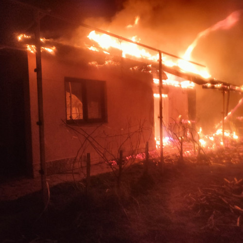 Incendiu la Vânătorii: Două gospodării aproape de distrugere