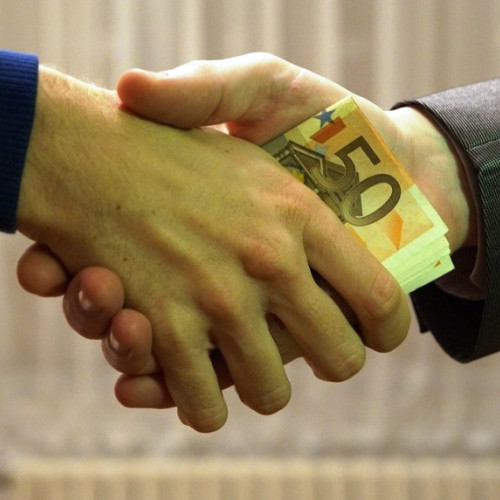 Doi polițiști au refuzat mita oferită pentru a nu aplica măsurile legale