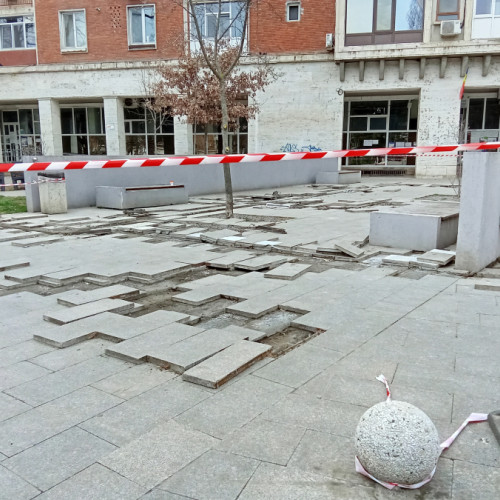 Pavajul decopertat din zona Romarta, în fața Direcției de Taxe și Impozite