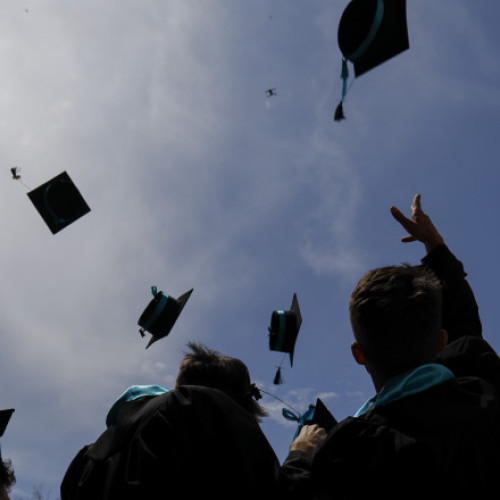 Problemele financiare contribuie la abandonul universitar