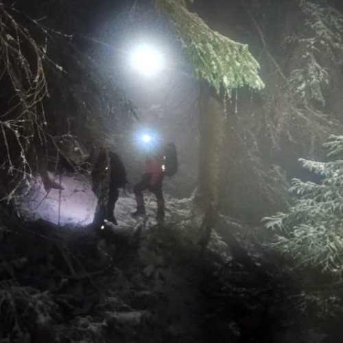 Salvamontiștii din Maramureș în acțiune pentru salvarea unui ucrainean pe munte