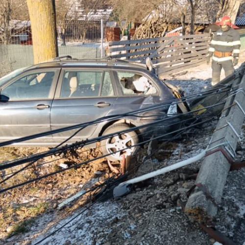 Stâlp din beton doborât de o mașină scăpată de sub control la Horodnic de Sus