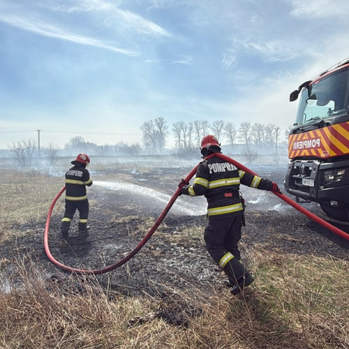 Intervenție rapidă pentru limitarea incendiului de vegetație
