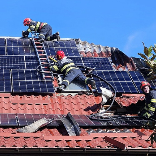 Incendiu în Satu Mare: Pompierii au acționat rapid pentru a stinge flăcările