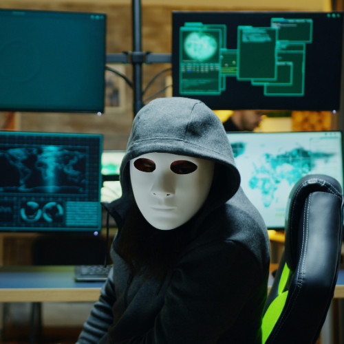 Noua metodă de fraudă online înșală victimele prin SMS-uri false