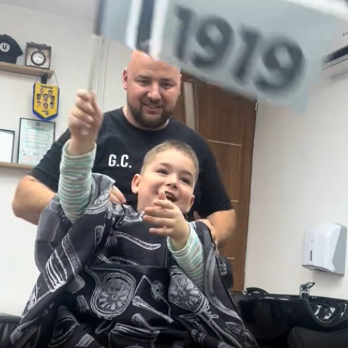 Un băiețel de cinci ani impresionază un frizer cu pasiunea sa pentru U Cluj