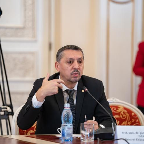 Mecanism pentru semnalarea activităților legate de droguri în școli