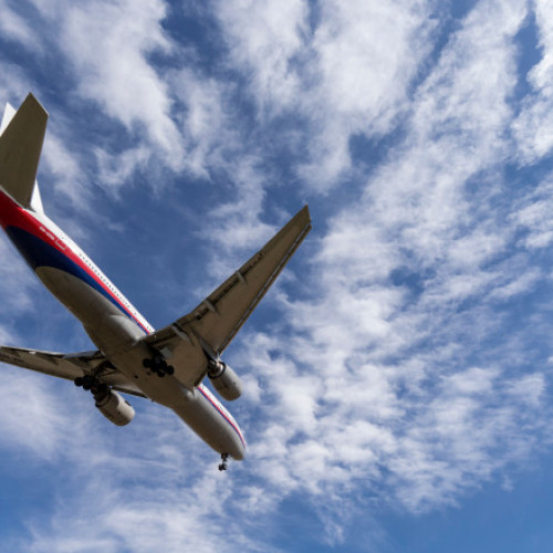 Malaysia va relua căutarea epavei zborului MH370