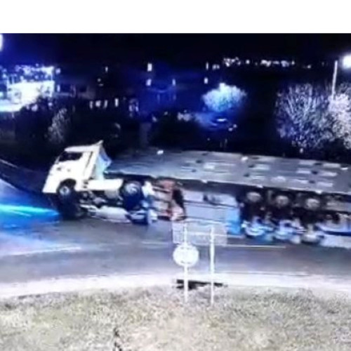 TIR încărcat cu porci s-a răsturnat în Ovidiu