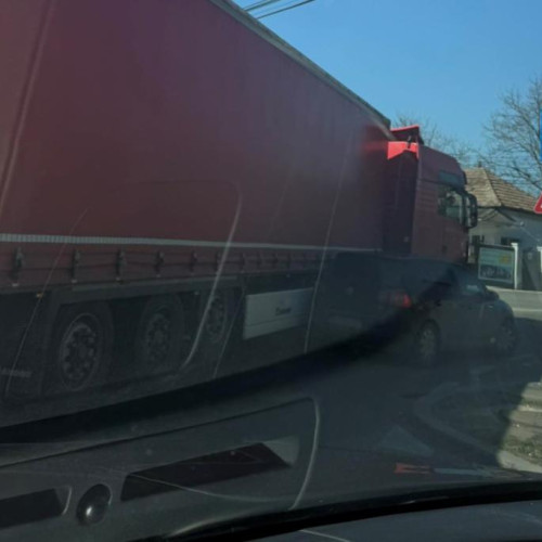 Coliziune minoră între un autocamion și o mașină într-un sens giratoriu aglomerat