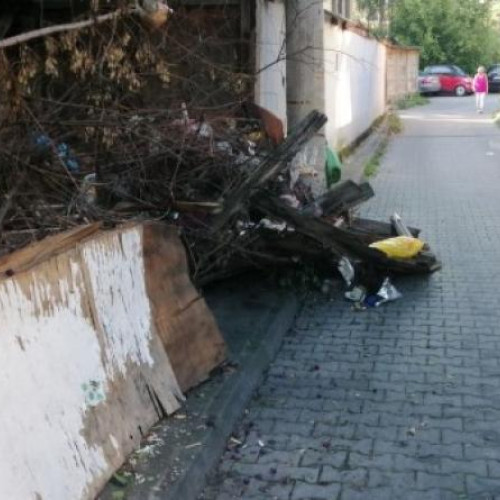 Clujenii de pe strada Mihai Romanu se plâng de mizeria acumulată