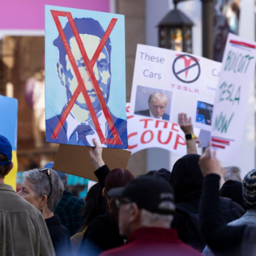 Elon Musk alarmat de amenințări și atacuri asupra Tesla