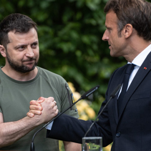 Apel surpriză pentru președintele ucrainean Volodimir Zelenski în timpul unui interviu