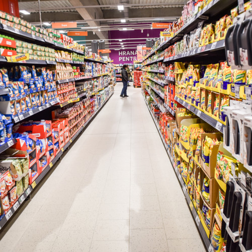 Românii prioritizează cheltuielile esențiale, arată un studiu