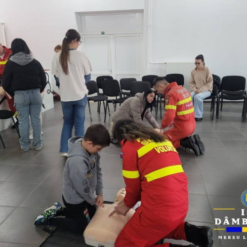 Sesiune de prim ajutor la Şcoala Generală nr. 3 din Moreni