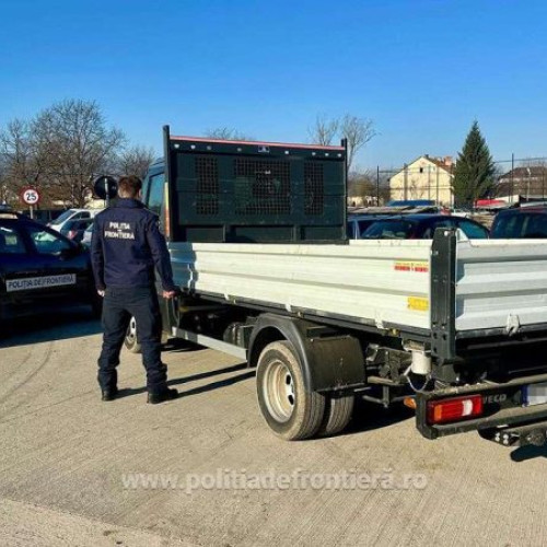 Politia de frontieră din Maramureș a descoperit o autoutilitară furată