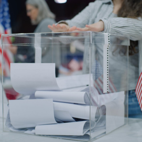 Curtea din New York invalidează legea care permitea votul persoanelor fără cetățenie