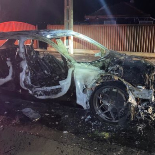 Incendiu distruge un autoturism în Mesteacan